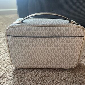 Michael Kors Travel Pouch JST Large Hanging Toiletry Case MK Pale Gold Multi
